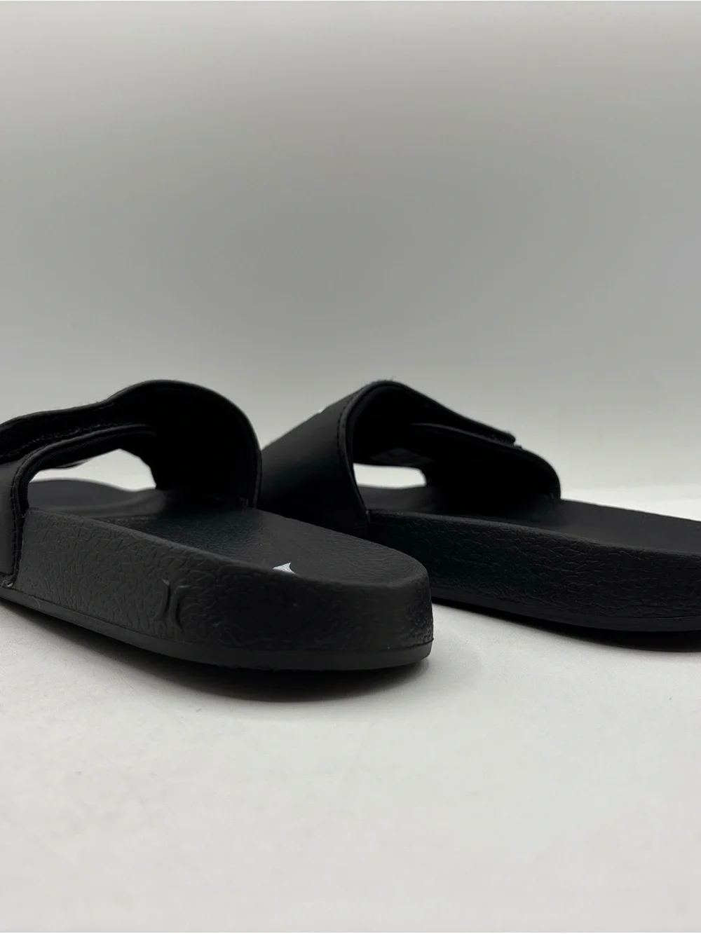 Hurley NAIA-V Sport Slides Black Adjustable Velcro Strap Sandals Youth Size 5